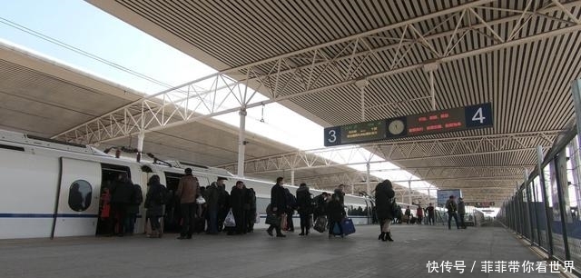 高铁又一技术性改革惊艳全世界：列车不停站，乘客上下车方式叫绝
