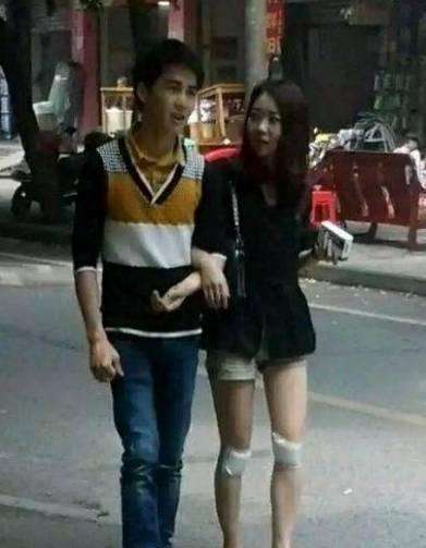 街拍：小姐姐背包骑自行车，很好的利用视觉死角!