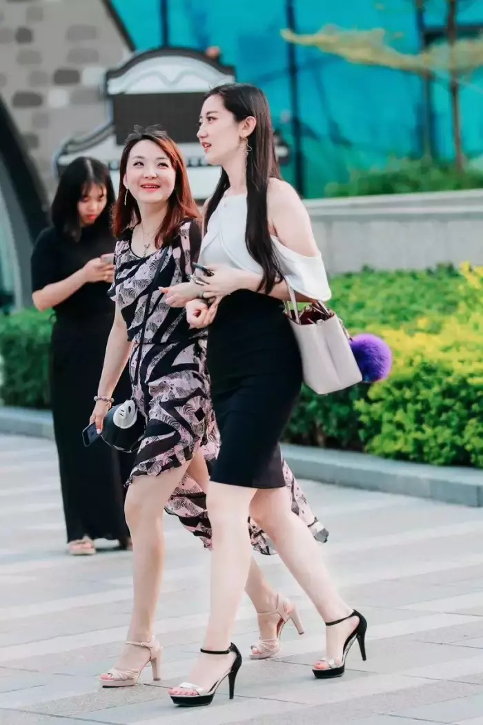 路人街拍，黑衣白裤也百搭，成熟风韵的女生，穿起来更显时尚魅力