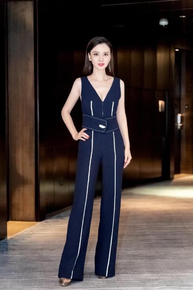 张萌深V连体裤，胸部挤成两馒头视线下移却尴尬了:衣服绷开了