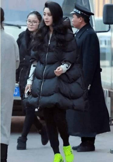37岁阿娇穿羽绒服撞上范冰冰，这下输惨了，原来好衣品都是骗人