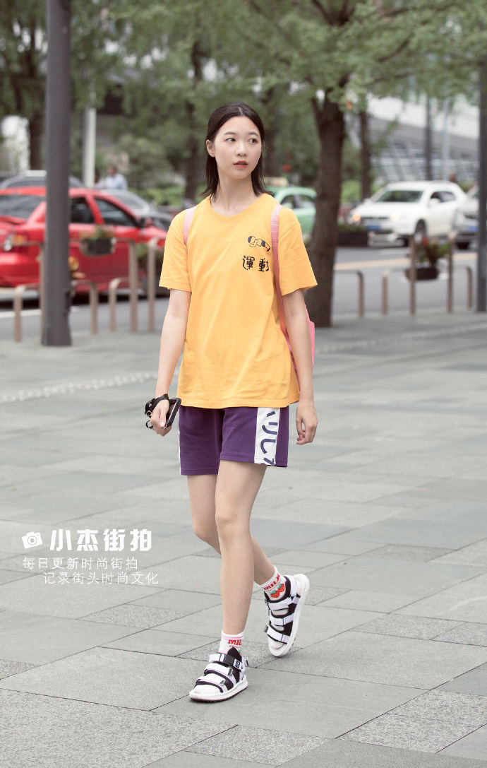 街拍成都:夏日休闲的穿衣搭配，才能体现出优雅的美!