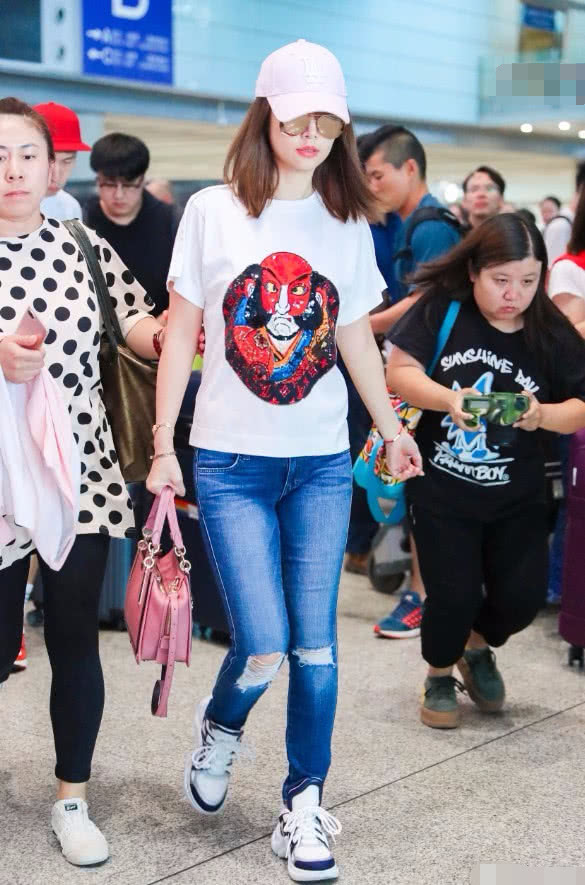 林心如的衣品绝了,白T搭牛仔裤42岁嫩回22岁,赶紧学起来!