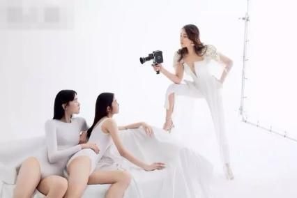 马苏《男人装》上黑色透视紧身衣，大秀好身材，就是裤子有点短