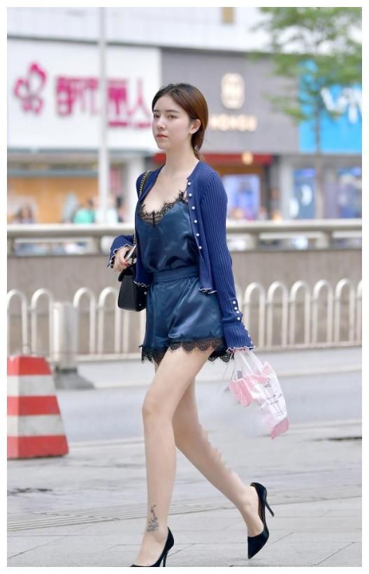 街拍:时尚清凉连衣裙，小姐姐高挑的身材美丽大方
