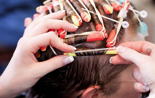  『染完』染完头发有金丝怎么解决 染发和烫发哪个更伤发