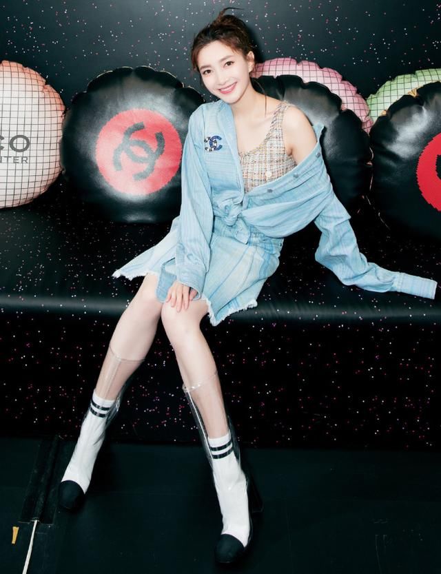 江疏影太会玩了,一双保鲜膜鞋,网友惊呆了,鞋子袜子傻傻分不清