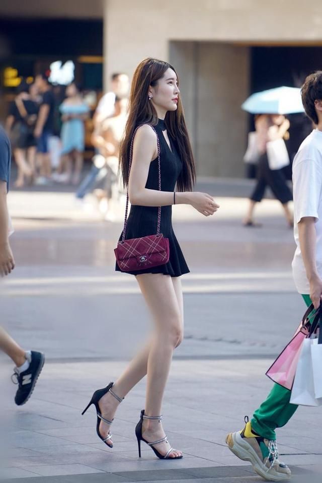 街拍路人，炎热的三伏天，路人们穿搭清新时尚，个个笑容满面