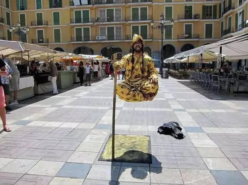 印度街头的人体悬空术，受信徒参拜，却被网友一眼识破障眼法！