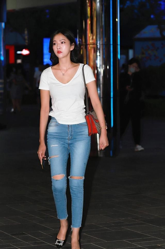 北京街拍：这里的女孩魅力又时尚，看到她们后，目光不愿再移开