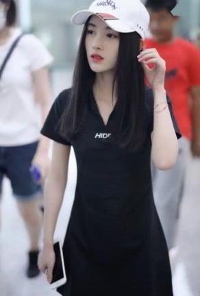 鞠婧祎终于穿连衣裙走机场，面容是四千年美女，身材却是小学生！