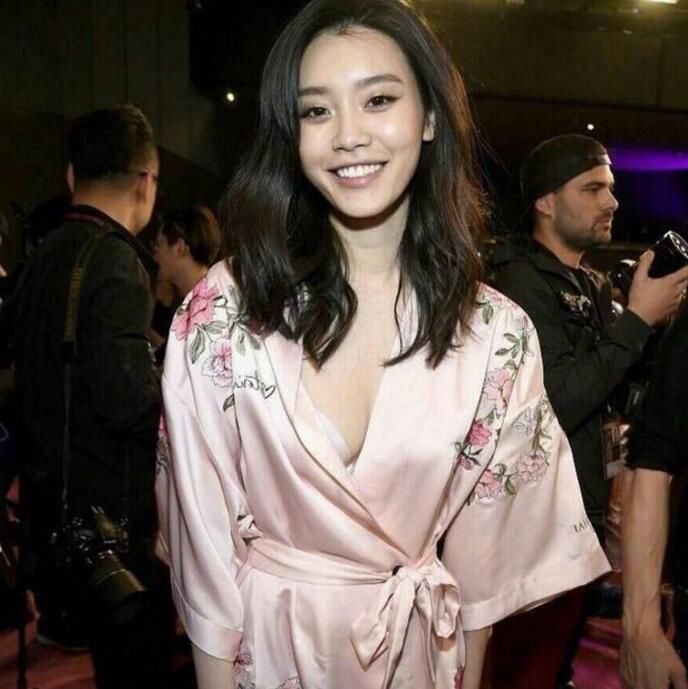 洗完澡就应该穿这样的睡衣，舒适凸显傲人身材，美得不像话