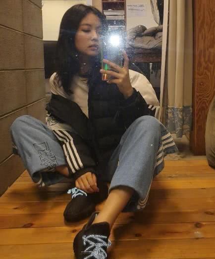  「不失」jennie百变造型曝光，西装外套搭小吊带，简约时尚不失气场