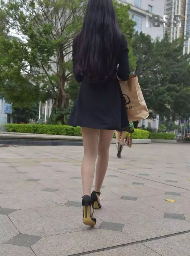 街拍:上班路上碰到的超薄肉丝迷人美腿白领