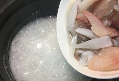  「美食」宅在家中吃美食：海鲜粥