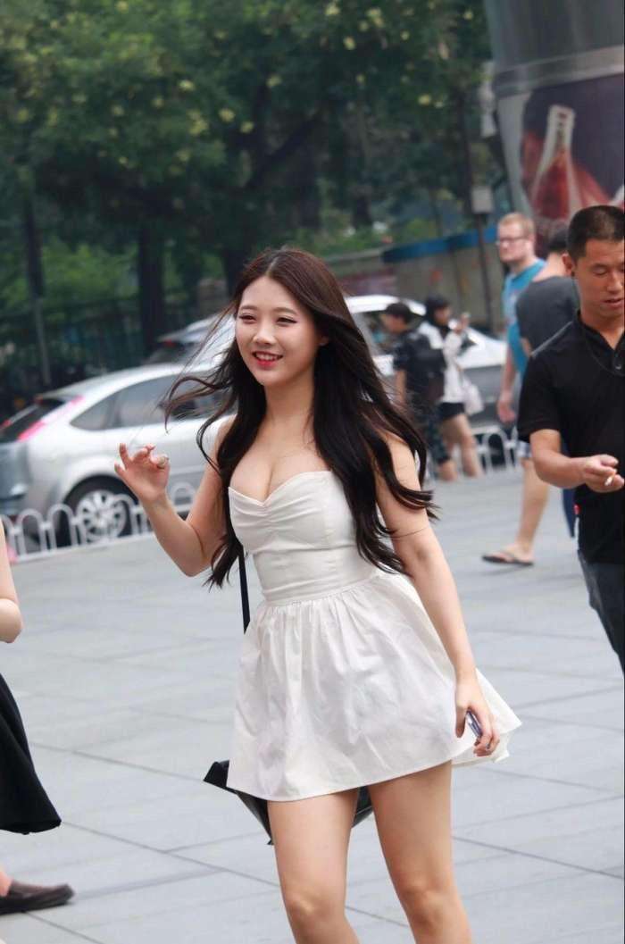 街拍：丰满身材的小姐姐, 衣服是不是有点挤啊?