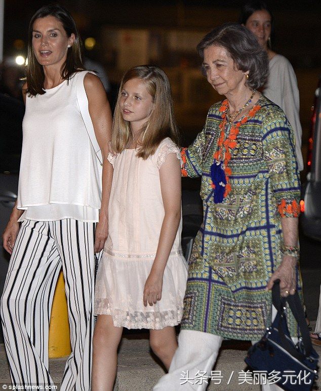 西班牙王后莱蒂齐亚海岛度假，身穿黑白条纹裤，美出新高度!