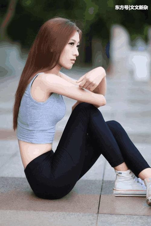 街拍：这种酷酷的打底裤装扮是美女没法拒绝的