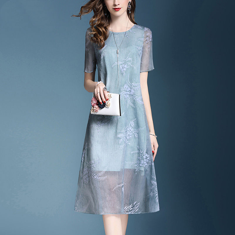 不得了，60后老婆穿这大码素雅裙，真是太美了，美出新高度