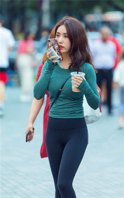 美女■街拍:白色一字肩上衣配牛仔短裙,凸显大长腿,美女时尚又靓丽