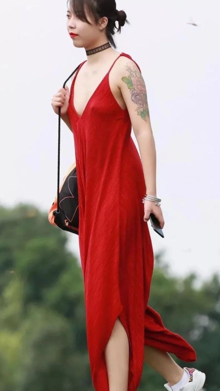 街拍丨不穿bra实在是一种进步，女性何必束缚自己?