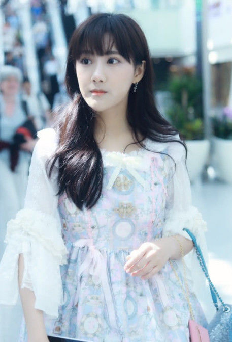 李艺彤“蛇精脸”还走清纯甜美风实在太违和,跟鞠婧祎完全不能比