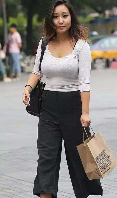 街拍: 海纳百川的辣妈, 只穿一件T恤就能hold住全场