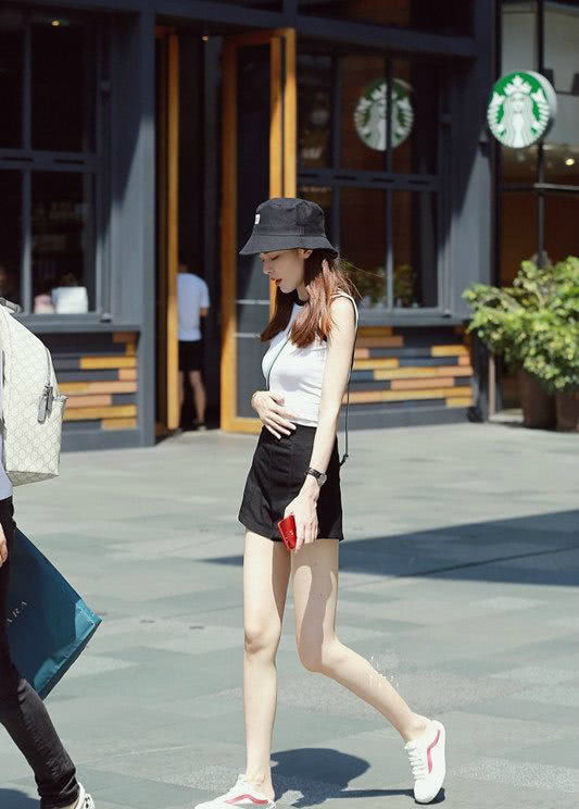 街拍：清新苗条穿着时尚的小姐姐，高挑性感光鲜亮丽！