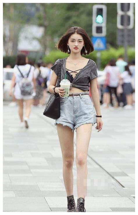 街拍：图1牛仔短裤，图2减龄背带裤，图3吊带连衣裙！