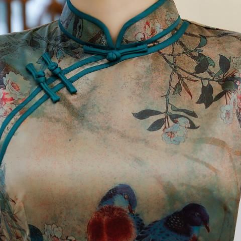 旗袍就是很神奇的，当你一穿上它就莫明有一种优雅韵味