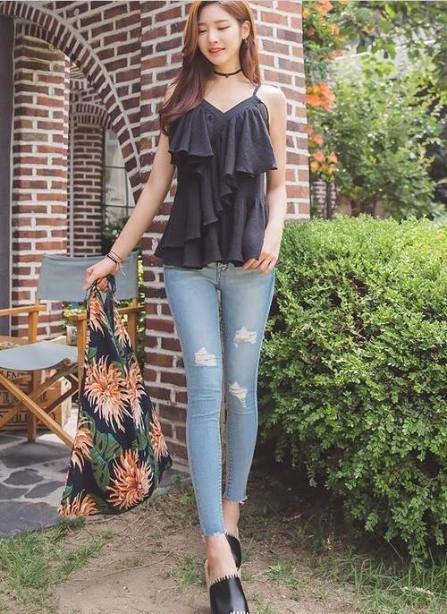 街拍美女：身姿飒爽的牛仔裤美女，搭配有道，展现出曼妙曲线！