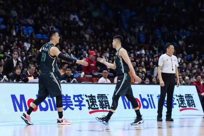 郭艾伦cba全明星球鞋