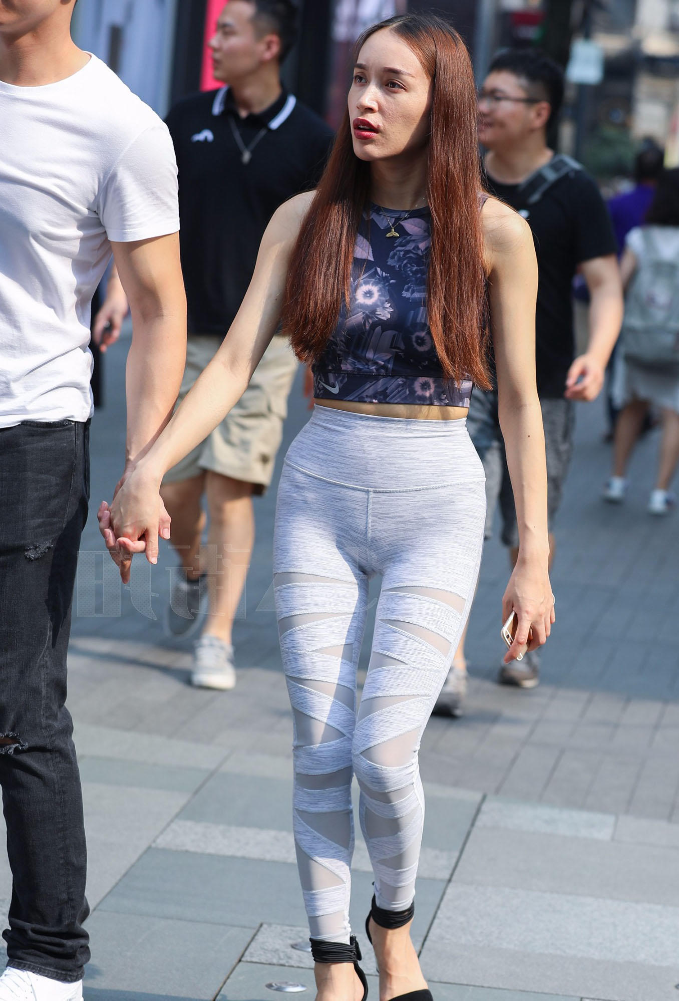 熟女小姐姐紧身背心勾勒丰满上围，答应买包的老公，在街头公然秀