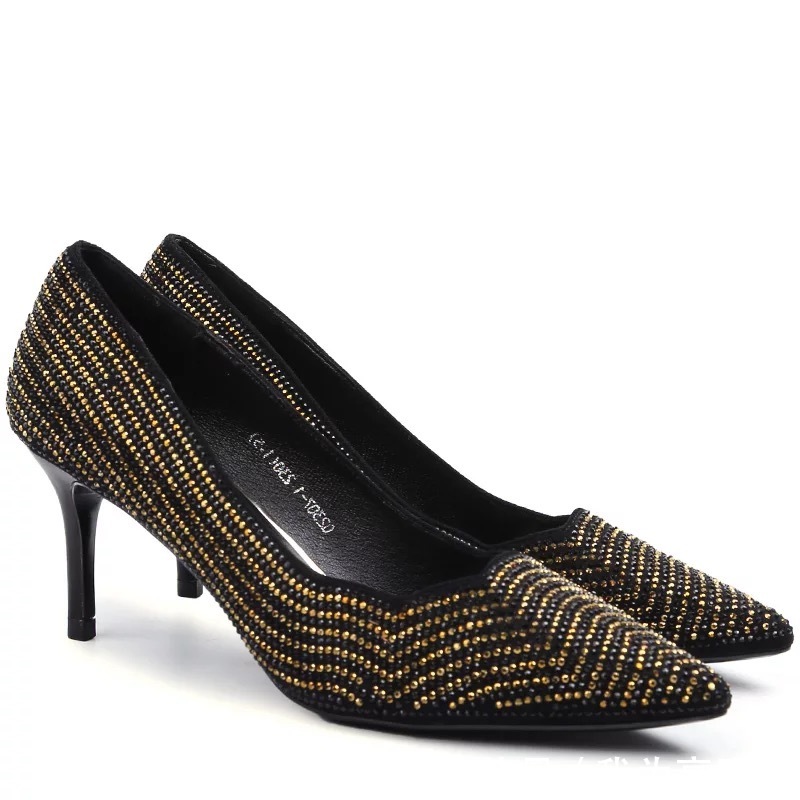 小珠子围绕个性鞋口的高跟鞋，更性感更微妙