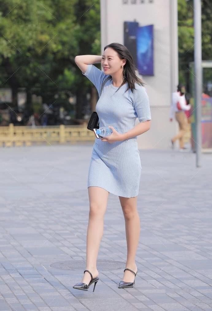 蓝色|想在炎炎夏日穿的清爽,街边的时尚达人告诉你蓝色连衣裙才是答案