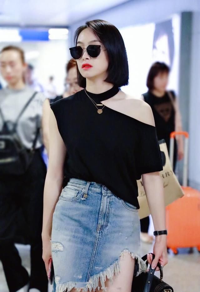 宋茜露肩上衣配牛仔短裙，被橙色口红毁一身，网友：无法直视！