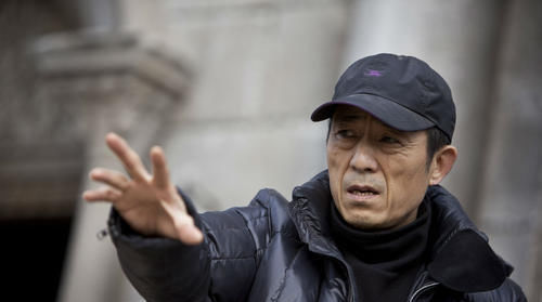  「张艺谋」张艺谋庆祝70岁生日，妻子为其P图晒全家福，五口之家幸福相拥