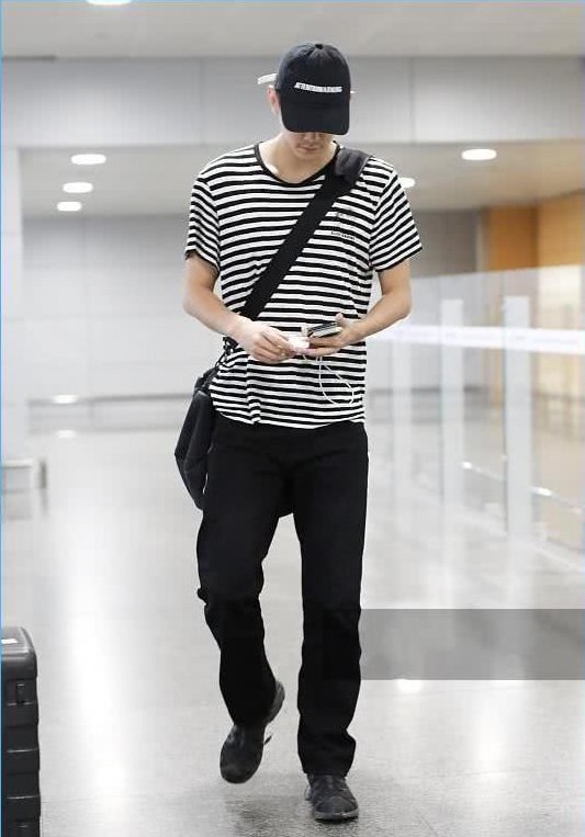 都是分手后现身，看看纪凌尘和井柏然的机场照，网友:差距太大了