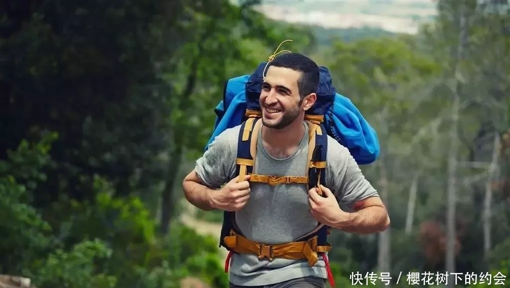 同样是出游,为何中国人热衷拉行李箱,欧美人却喜欢背大包?