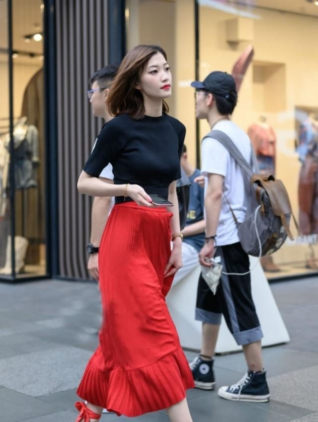  『黑色』路人街拍,小姐姐黑色毛呢短裤搭配一双肉色打底袜,迷人吸睛