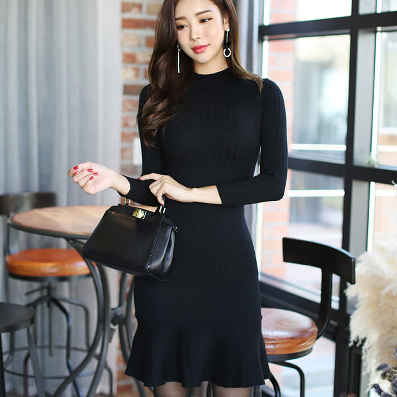 女人尽量不要大衣配丝袜，瞧瞧下面女人这样穿，尽显迷人身材