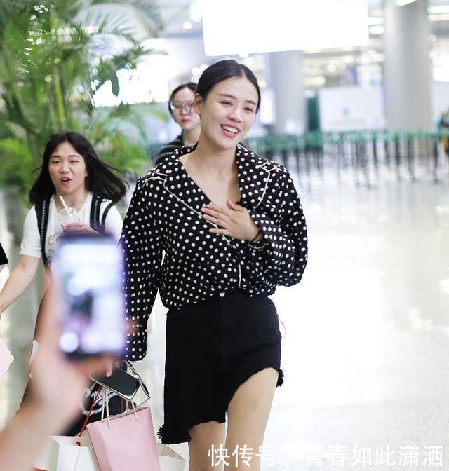 明明是一条短裙，却被马思纯穿成了中裙，看到她的腿我沉默了！