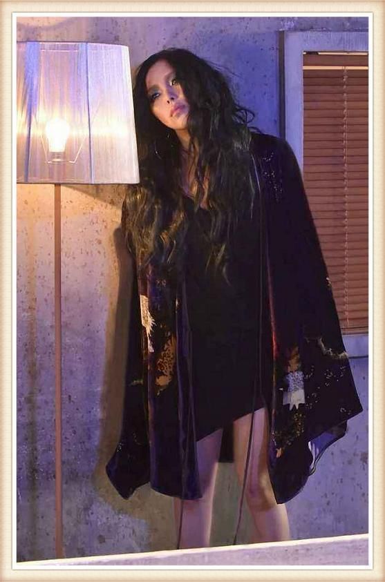 46岁张惠妹现身机场，穿宽松衬衫丝毫不显腰身，可小腿是真的细！