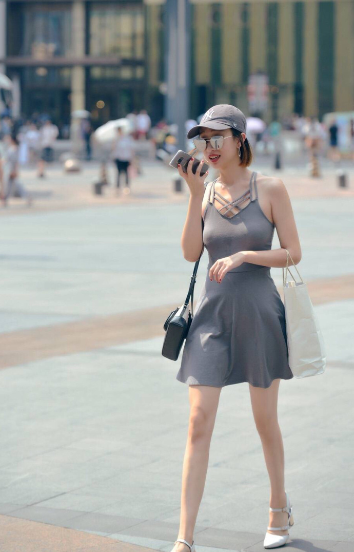 街拍：妙龄小姐姐的露背装，小“肚兜”产生“背影杀”