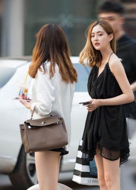 街拍:成熟有魅力的小姐姐，身材迷人，身姿优雅有女人味!