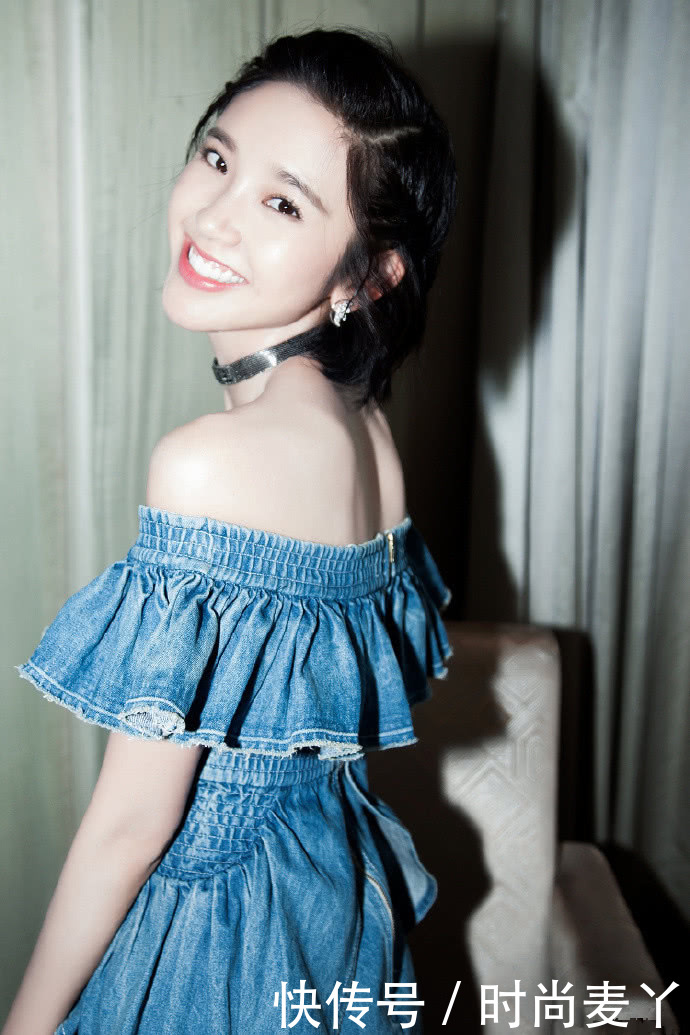 唐艺昕街拍时被偷拍，暴露了未精修素照，网友：跟P图一样美！