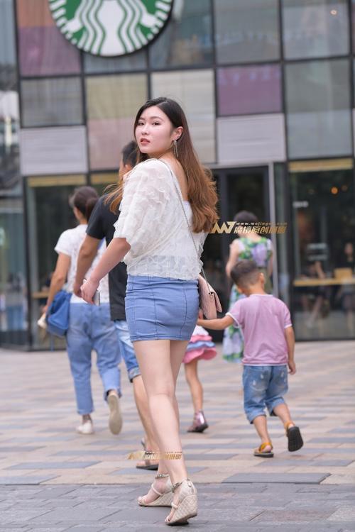 路人街拍，性感好身材紧身牛仔裙小姐姐