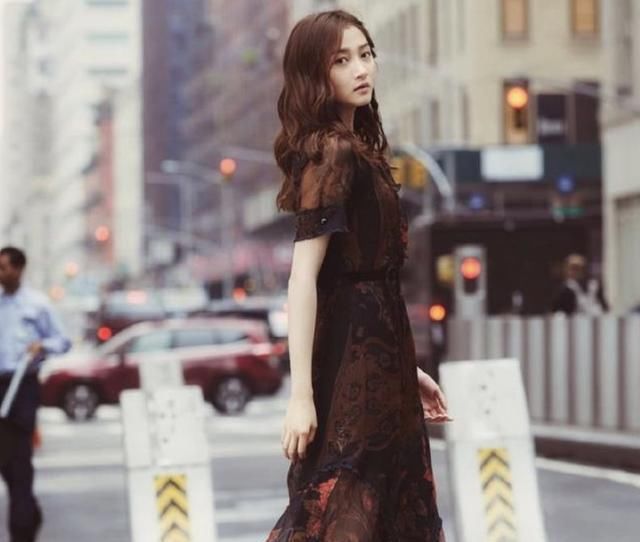 关晓彤时装周首秀，印花纱裙穿出成熟感，难怪鹿晗会喜欢她