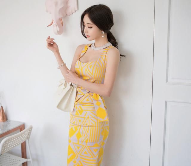 新颖个性的紧身裙美女，魅力独特，增添青春的女神气质！