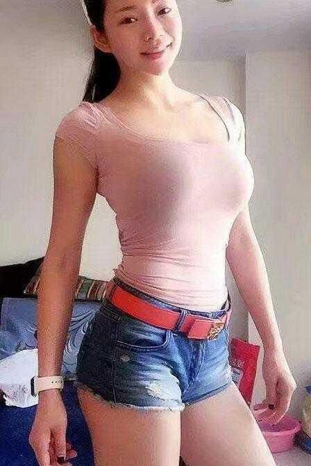 街拍时尚美女，身穿超短裤美女白皙可人，清纯又不失性感！